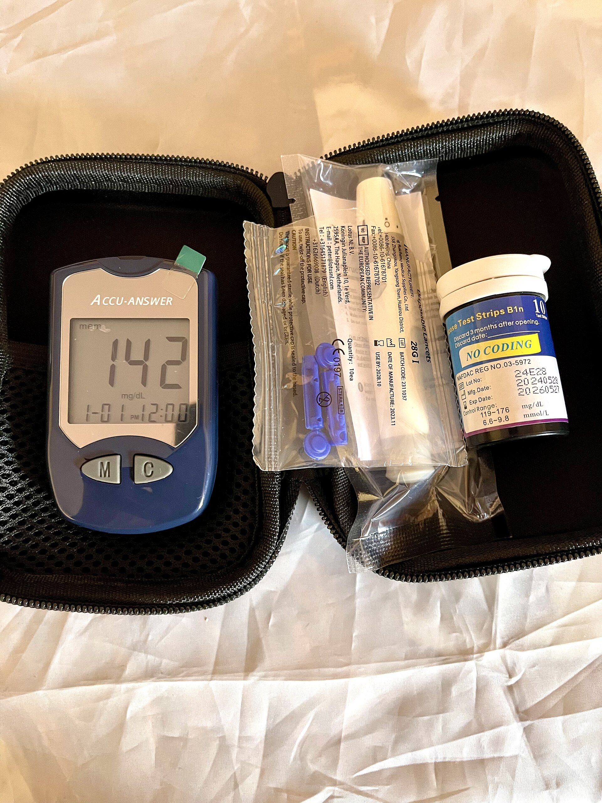 File:Accu-Answer blood glucose meter with accessories.jpg