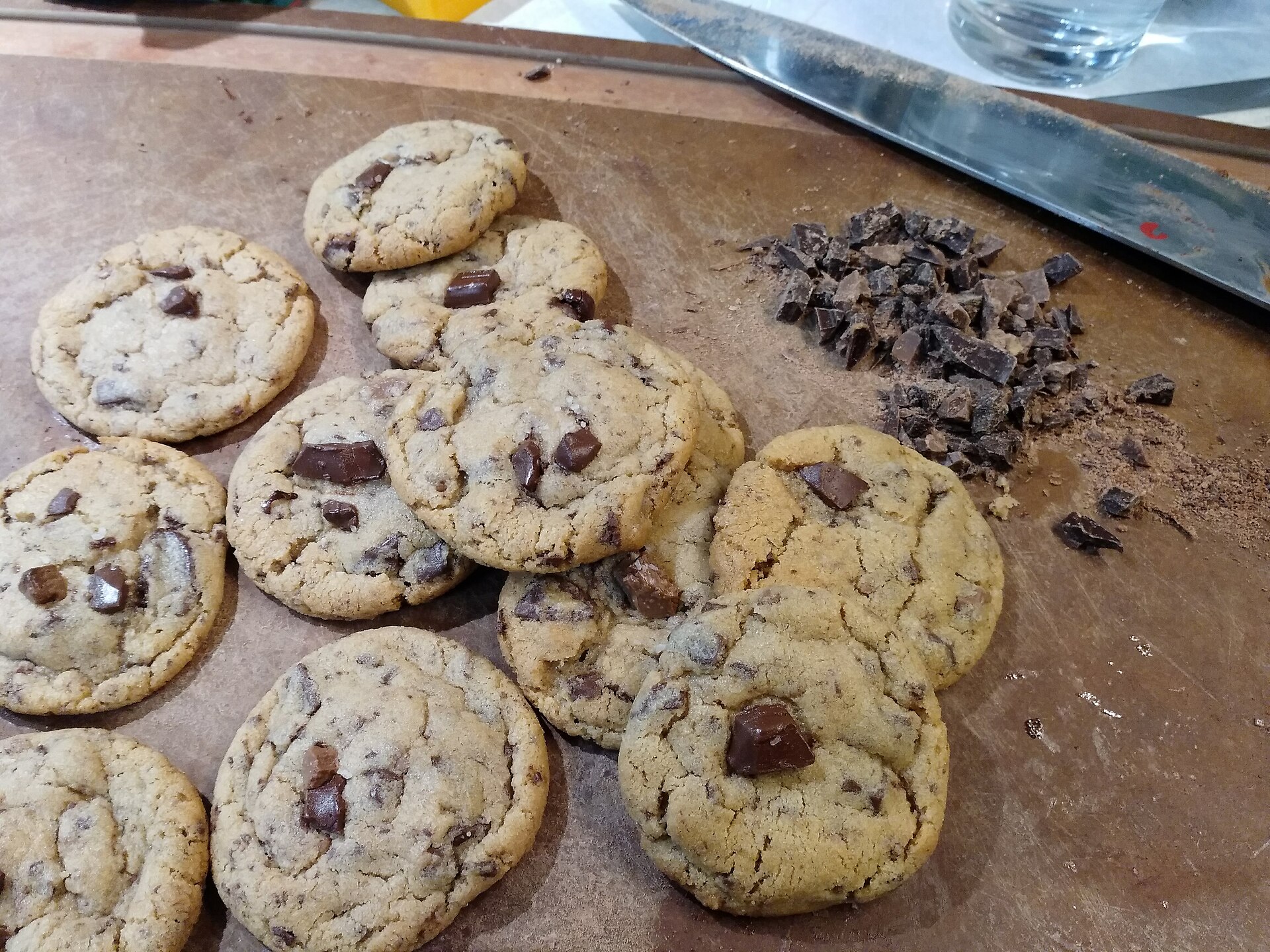 File:Chocolate chip cookies on cutting board.jpg